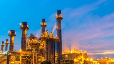 Petrol rafineri tesisi alacakaranlık gökyüzü arka plan ile de