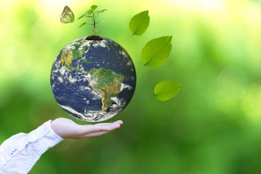 Kelebek ile onun elinde parlayan bir dünya küre tutan. Dünya Çevre ve çevreyi kurtarmak. NASA tarafından sağlanan Earth görüntü.