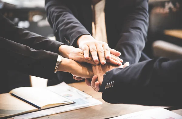 Parceiro de negócios pessoas juntando mão após contrato terminou reunião. Conceito de Trabalho em Equipe . — Fotografia de Stock