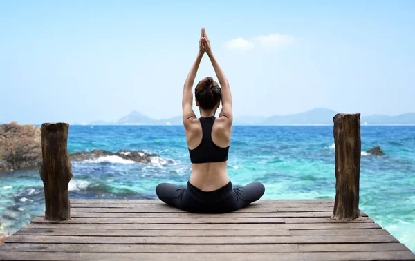 Estilo de vida da mulher saudável exercitando vital meditar e praticar ioga na praia, fundo da natureza. Conceito saudável . — Fotografia de Stock