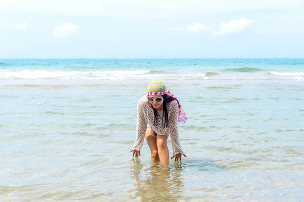 Mode vrouw ontspannen op het strand. Wit zand, blauwe bewolkte hemel en kristalheldere zee van tropisch strand. — Stockfoto