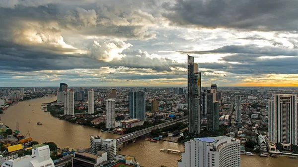 バンコクの近代的なオフィスビル川の近くのバンコクのビジネス ゾーン バンコク、タイの夕焼け空の上の航空写真ビュー — ストック写真