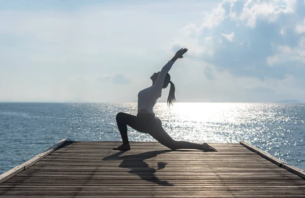 Mode de vie sain femme exerçant la méditation vitale et pratiquant le yoga au bord de la mer, fond de la nature. Concept sain . — Photo