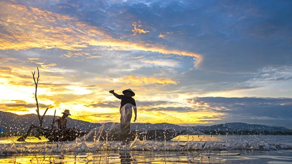 Pescador del lago Bangpra en acción cuando la pesca en la mañana del sol, Tailandia — Foto de Stock