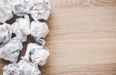 Bir takım buruşuk kağıt toplar ve tek renkli