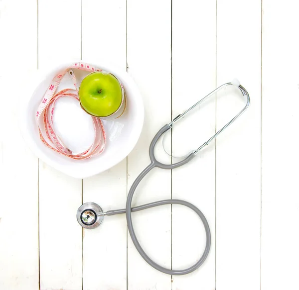 タップと木製の背景上面の青リンゴを測定する場合の食事療法と体重減少。健康の概念. — ストック写真