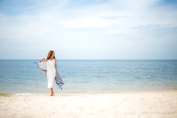 Młode kobiety skoki i szczęśliwy na plaży. Podróże i wakacje. Koncepcja lato — Zdjęcie stockowe