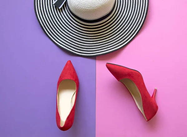 Conjunto de accesorios mujer de moda. Moda moda zapatos rojos tacones y sombrero grande. Fondo colorido. Concepto de estilo de vida . — Foto de Stock