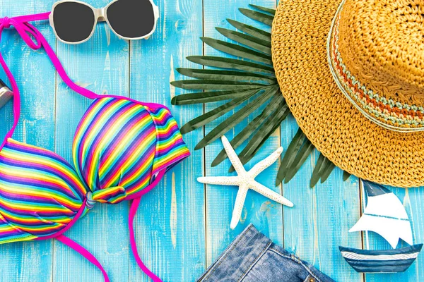 Costume da bagno donna Summer Fashion Bikini. Mare tropicale.Vista dall'alto insolita, sfondo colorato. Concetto estivo . — Foto Stock