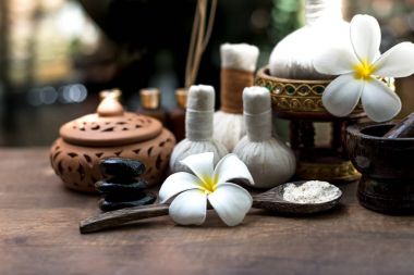 Thai Spa Masaj sıkıştırma topları, bitkisel topu ve tedavi spa, rahatla ve çiçek, Tayland ile sağlıklı bakım. Sağlıklı kavramı. odağı seçin