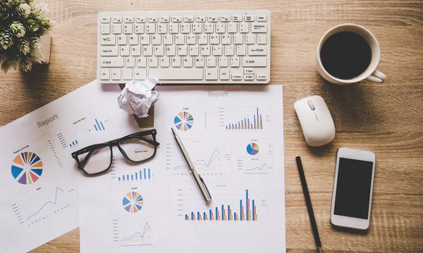 İş çalışma alanı ile klavye fare ve buruşuk kağıt topları, kağıtları grafikleri ve diyagramları ile. İş Concep