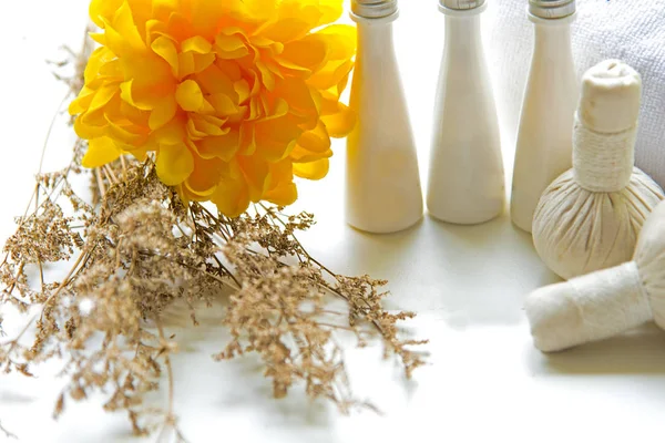 Tay Spa ve masaj ahşap beyaz. Sağlıklı kavramı. seçeneðini belirleyin ve yumuşak odak