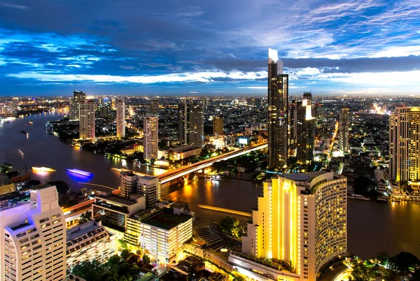 Aerial night view over Bangkok modern office building in bangkok business zone near the river with sunset sky in Bangkok, Thailand — Stock Photo, Image