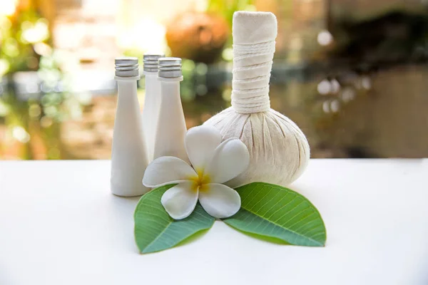 Tratamientos de spa tailandés y masaje sobre fondo de madera de naturaleza blanca. Concepto saludable —  Fotos de Stock