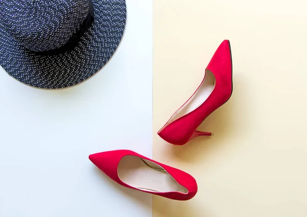 Conjunto de accesorios mujer de moda. Moda moda zapatos rojos tacones, sombrero grande espalda. Fondo colorido. Concepto de estilo de vida — Foto de Stock