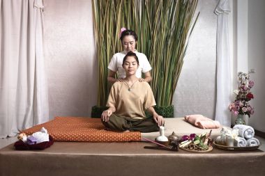 Tayland Masözü spa salonundaki kadına masaj yapıyor. Tayland masajı yaptıran Asyalı güzel kadın spa 'da masaj yaptırıyor. Çok rahat. Sağlıklı Konsept