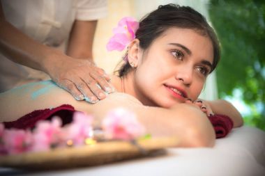 Masör masaj spa ile tedavi Thai spa yaşam tarzı Asyalı kadın vücudunda yapıyor o yüzden rahatla ve lüks. Sağlıklı kavramı