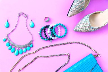 Moda kadın aksesuar seti. Trendy Moda topuklu, şık çanta debriyaj, kolye, bileklik ve yüzük ayakkabılar. Yaşam tarzı kavramı.