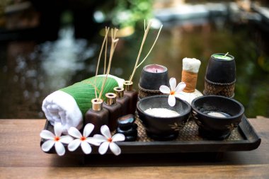 Thai Spa Masaj sıkıştırma topları, bitkisel topu ve tedavi spa, rahatla ve çiçek, Tayland ile sağlıklı bakım. Sağlıklı kavramı. odağı seçin