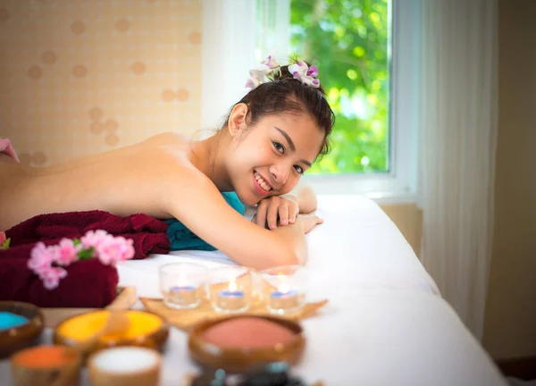 治疗水疗和按摩人美丽健康的生活方式和放松。关闭盐按摩磨砂膏。泰国 Spa。健康概念 — 图库照片