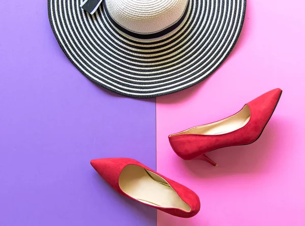 Conjunto de accesorios mujer de moda. Moda moda zapatos rojos tacones, sombrero grande con estilo. Fondo colorido. Concepto de estilo de vida . — Foto de Stock