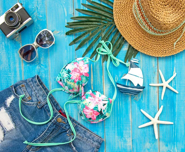 Sommermode Frau Badeanzug Bikini. tropisches Meer.Ungewöhnliche Draufsicht, farbenfroher Hintergrund. Sommerkonzept. — Stockfoto