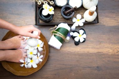 Kaplıca tedavisi ve ürün için kadın ayak ve manikür çivi spa, Tayland, select odak. Sağlıklı kavramı.