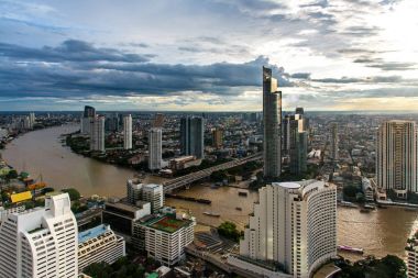 Bangkok modern ofis Bangkok, Tayland için günbatımı gökyüzü ile bangkok iş bölgesinde Nehri yakınında Binası üzerinde havadan görünümü