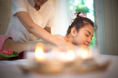 Masör masaj spa ile tedavi Thai spa yaşam tarzı Asyalı kadın vücudunda yapıyor o yüzden rahatla ve lüks. Sağlıklı kavramı