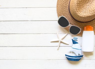 Yaz moda kadın büyük şapka ve plaj aksesuarları. Tropikal deniz. Olağandışı üstten görünüm, Derma arka plan. Yaz konsepti.