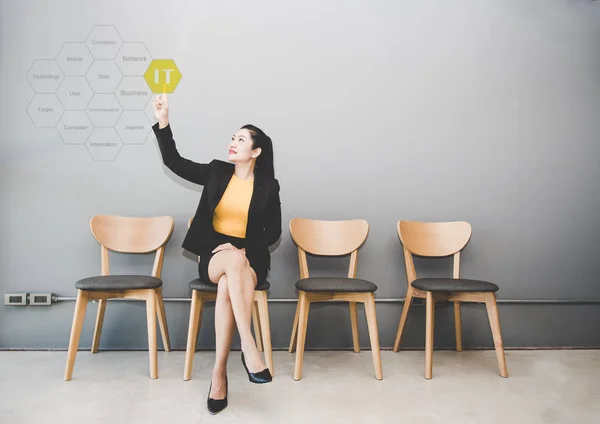 Mujer de negocios toque consultor de TI presentando tag cloud sobre tecnología de la información — Foto de Stock