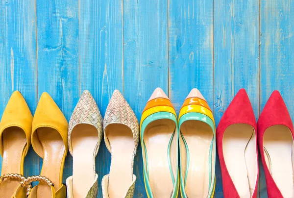 Collezione di scarpe da donna su sfondo blu — Foto Stock