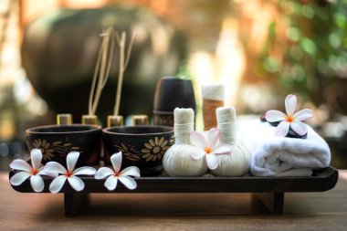 Thai Spa Masaj sıkıştırma topları, bitkisel topu ve tedavi spa, rahatla ve çiçek, Tayland ile sağlıklı bakım. Sağlıklı kavramı. odağı seçin