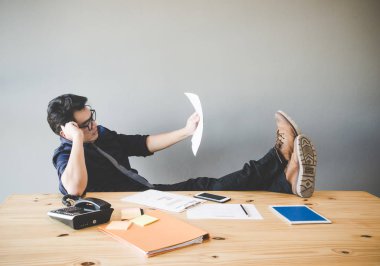 Rahatlatıcı ve Resepsiyon yaratıcı ofiste çalışan iş adamı