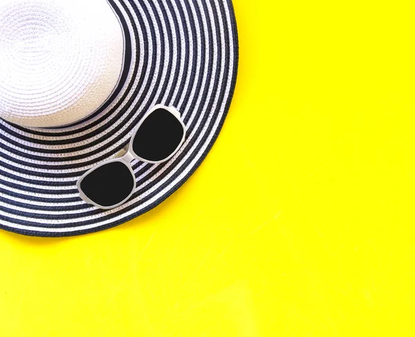 Yaz moda kadın büyük şapka ve plaj aksesuarları. Tropikal deniz. Olağandışı üstten görünüm, Derma arka plan. Yaz konsepti