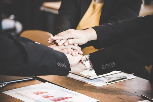 Parceiro de negócios pessoas juntando mão após contrato terminou reunião. Conceito de Trabalho em Equipe . — Fotografia de Stock