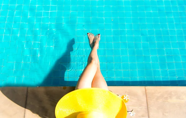 Estilo de vida das mulheres relaxante perto de banho de sol piscina de luxo, dia de verão no resort de praia no hotel. Conceito de Verão — Fotografia de Stock