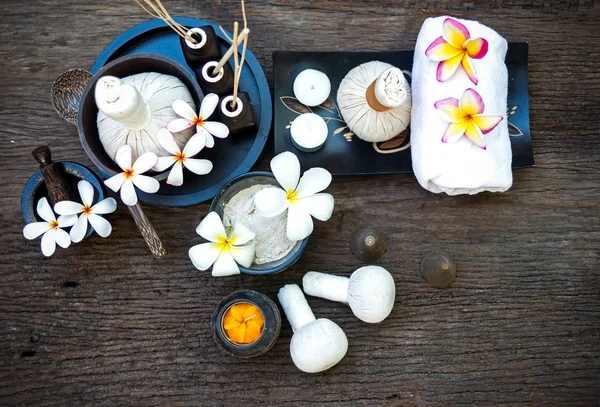 Thai Spa masaje comprimir bolas, bola de hierbas y spa de tratamiento, relajarse y cuidado saludable con flores, Tailandia. Concepto saludable. seleccionar enfoque —  Fotos de Stock