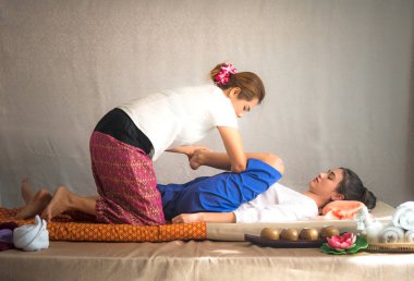 Tayland Masözü spa salonundaki kadına masaj yapıyor. Tayland masajı yaptıran Asyalı güzel kadın spa 'da masaj yaptırıyor. Çok rahat. Sağlıklı Konsept