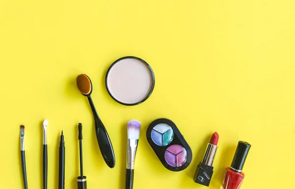 Cosméticos e fundo de moda com compõem objetos de artista: batom, sombras de olhos, rímel, delineador, corretor, esmalte. Estilo de vida Concep — Fotografia de Stock