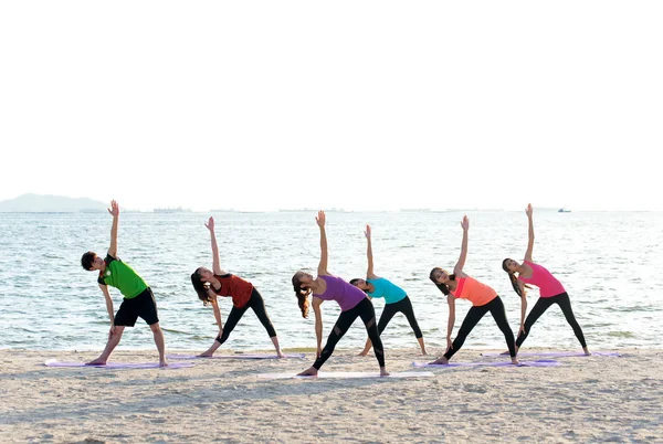 Asie groupe de personnes faisant guerrier pose sur la plage, fitness, sport, yoga et mode de vie sain. Concept sain — Photo