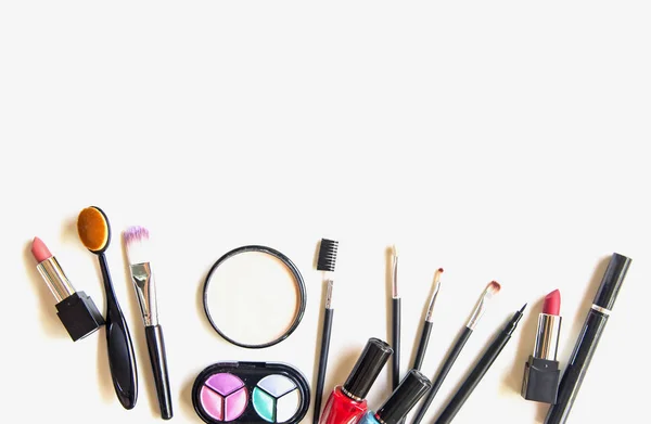 Kosmetika och mode bakgrunden med göra upp konstnären föremål: läppstift, ögonskuggor, mascara, eyeliner, concealer, nagellack. Livsstilskoncept — Stockfoto