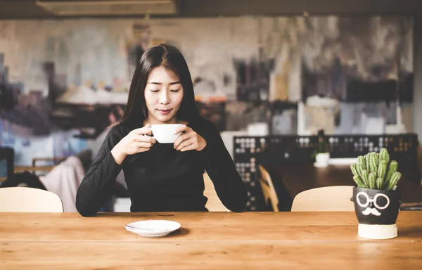 アジアの女性は、ヴィンテージ色のトーンでコーヒーを飲みます。ライフ スタイルのコンセプト — ストック写真