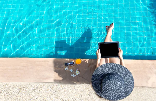 Estilo de vida de las mujeres relajante cerca de la piscina de lujo baño de sol, día de verano en el complejo de playa en el hotel. Concepto de verano —  Fotos de Stock