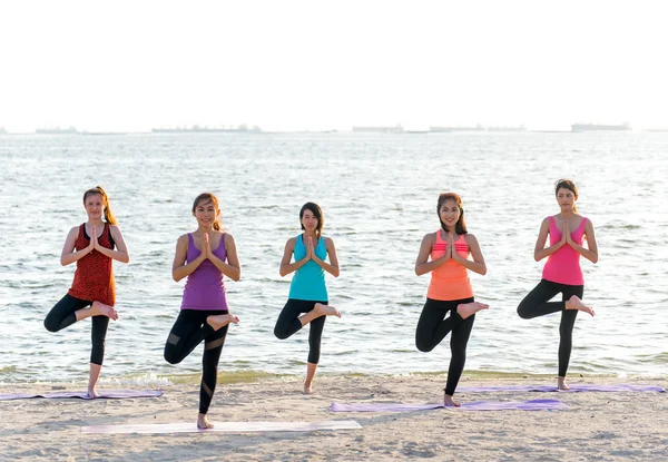 Asie groupe de personnes faisant guerrier pose sur la plage, fitness, sport, yoga et mode de vie sain. Concept sain — Photo
