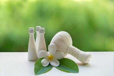 Tay Spa ve masaj çiçek ahşap beyaz yeşil doğa arka plan ile. Sağlıklı kavramı.