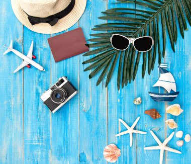 Yaz moda kadın büyük şapka ve plaj aksesuarları. Tropikal deniz. Olağandışı üstten görünüm, Derma arka plan. Yaz konsepti.