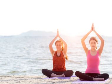 Asya insanlar yapım savaşçı poz üzerinde plaj, fitness, spor, yoga ve sağlıklı yaşam, select odak grup. Sağlıklı kavramı