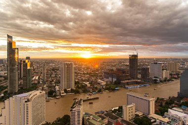 Bangkok modern ofis Bangkok, Tayland için günbatımı gökyüzü ile bangkok iş bölgesinde Nehri yakınında Binası üzerinde havadan görünümü