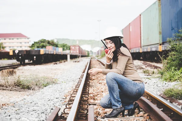 鉄道をチェック アジア女性をエンジニアし、市民のためのラジオを呼び出すと建設。エンジニア リングの概念. — ストック写真